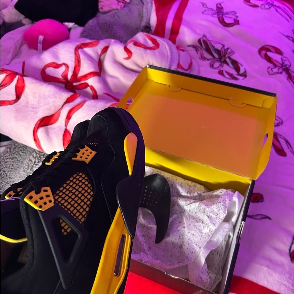 Jordan 4 Thunders - Picture 6 of 10